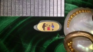 Мастер из Новосибирска уместил «мужика и медведя» на рисовом зернышке