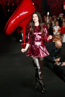 Энн Хэтэуэй в образе из новой коллекции Stella McCartney на промокампании «Дьявол носит Prada 2»