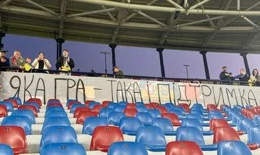 На матче Украина-Албания болельщики показали баннер на пустых трибунах