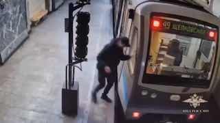 Москвича арестовали за поездку на сцепке вагонов метро