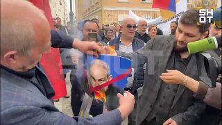 В Москве сожгли портрет Пашиняна на фоне его визита и преследования церкви в Армении