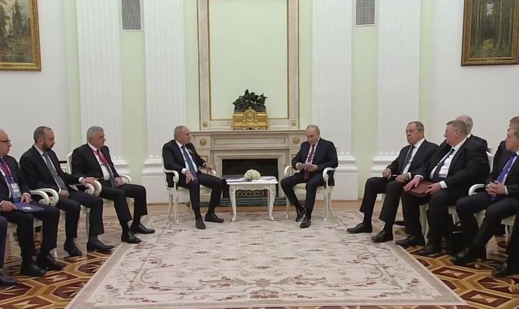 Путин о выборах в Армении и митинг в Москве со сжиганием портрета премьера