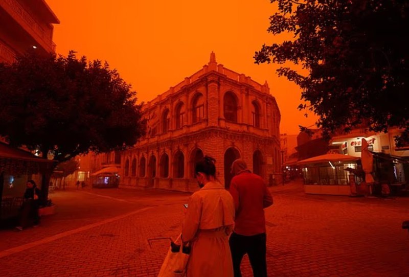 Пыльная буря на Крите: оранжевое небо и сбои в работе аэропортов